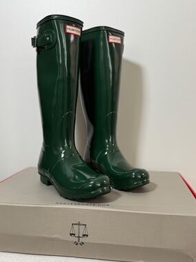 Hunter Women's Original Tall Gloss Rain Boots in Hunter Green